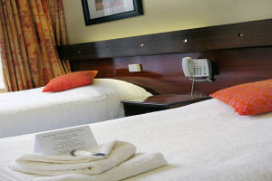 Ashley Hotel - Twin bedroom