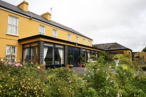sheedys hotel-exterior