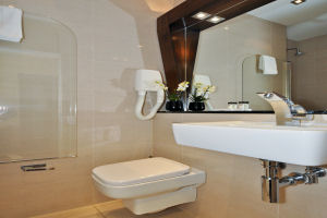 Flannerys-Hotel---Bathroom