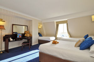 Flannerys-Hotel---FamilyRoom