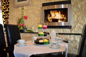 Flannerys-Hotel---FrankieBar