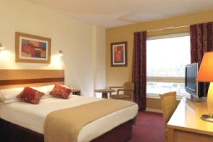 Jurys Inn Galway - bedroom - hhs03879