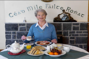 Salmon Leap Farm - Breakfast table