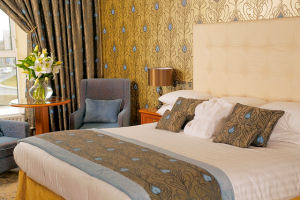 Menlo Park Hotel - Peacock Bedroom