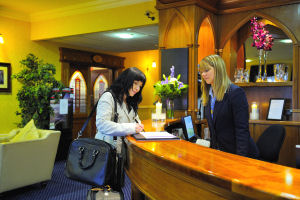 Menlo Park Hotel - Reception desk
