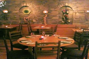 Failte Hotel - Dining table 