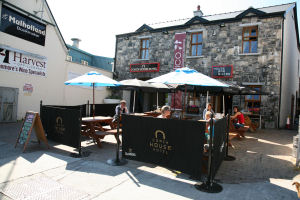 Coach House Hotel - Front Beer Garden