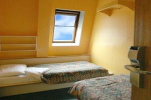 Avalon House twin room comppressed