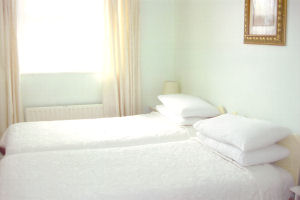 Anach Cuin House - Twin room image 1