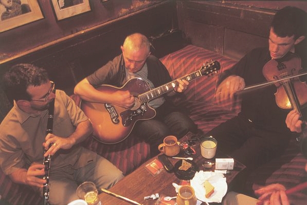 Irish dance & Irish music: A session in an Irish pub